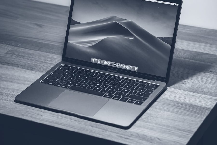 Computer portatile su una scrivania