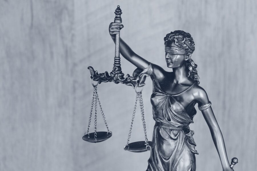 Statua della Giustizia con bilancia